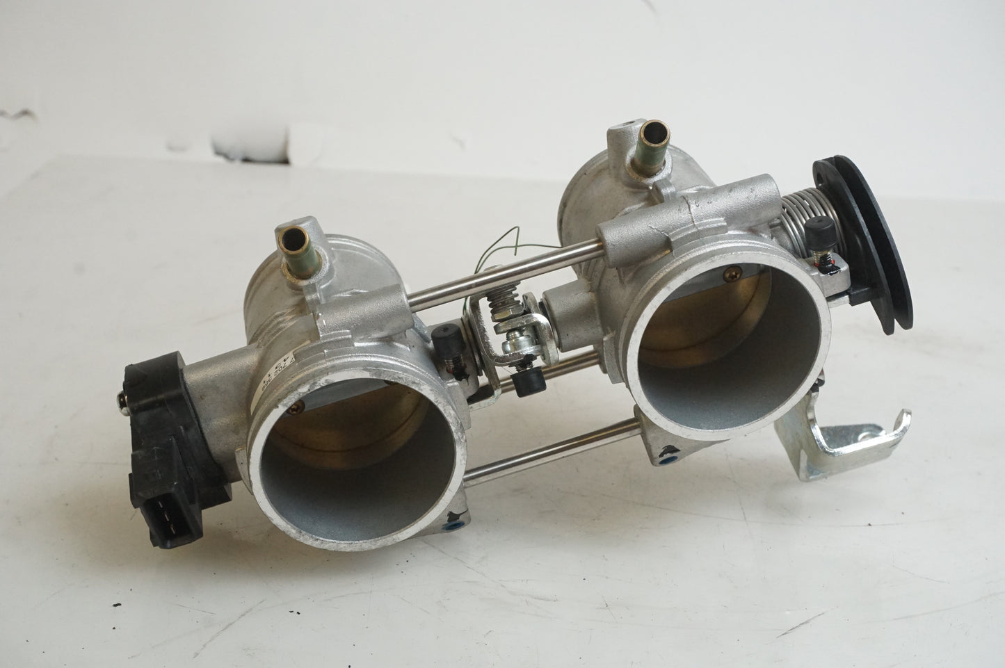 Framsidan på Spjällhus från en BMW F 800 ST -2007 motorcykel.