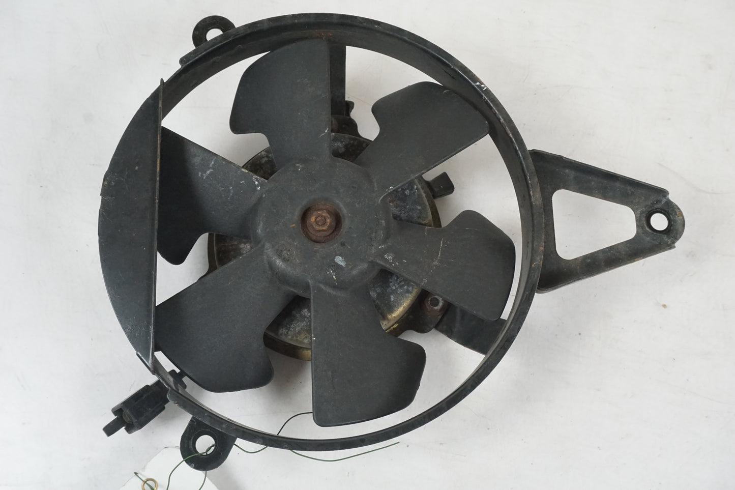 Framsidan på Vattenkylfläkt från en Yamaha YZF 600 R -1997 motorcykel.