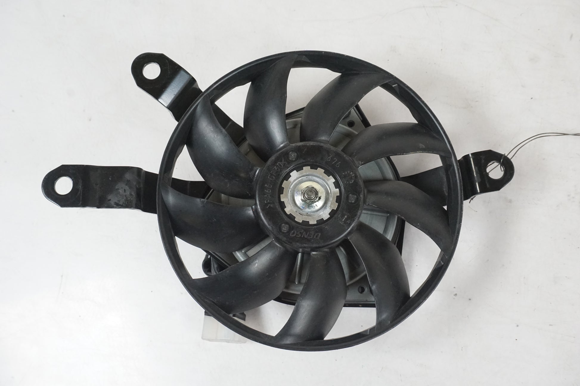 Framsidan på Vattenkylfläkt från en Yamaha FZ-8 -2011 motorcykel.