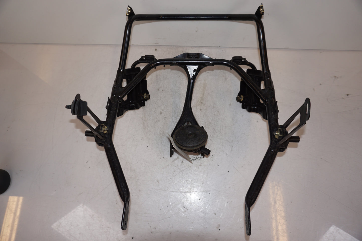 Framsidan på Kåpstag från en BMW R 1200 GS -2004 motorcykel.