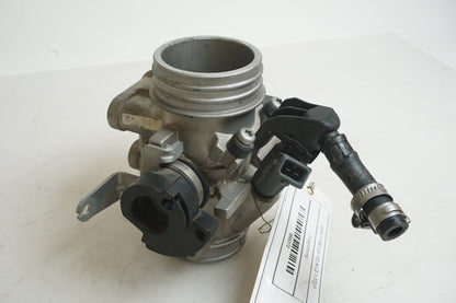 Framsidan på Spjällhus från en BMW F 650 CS -2002 motorcykel.