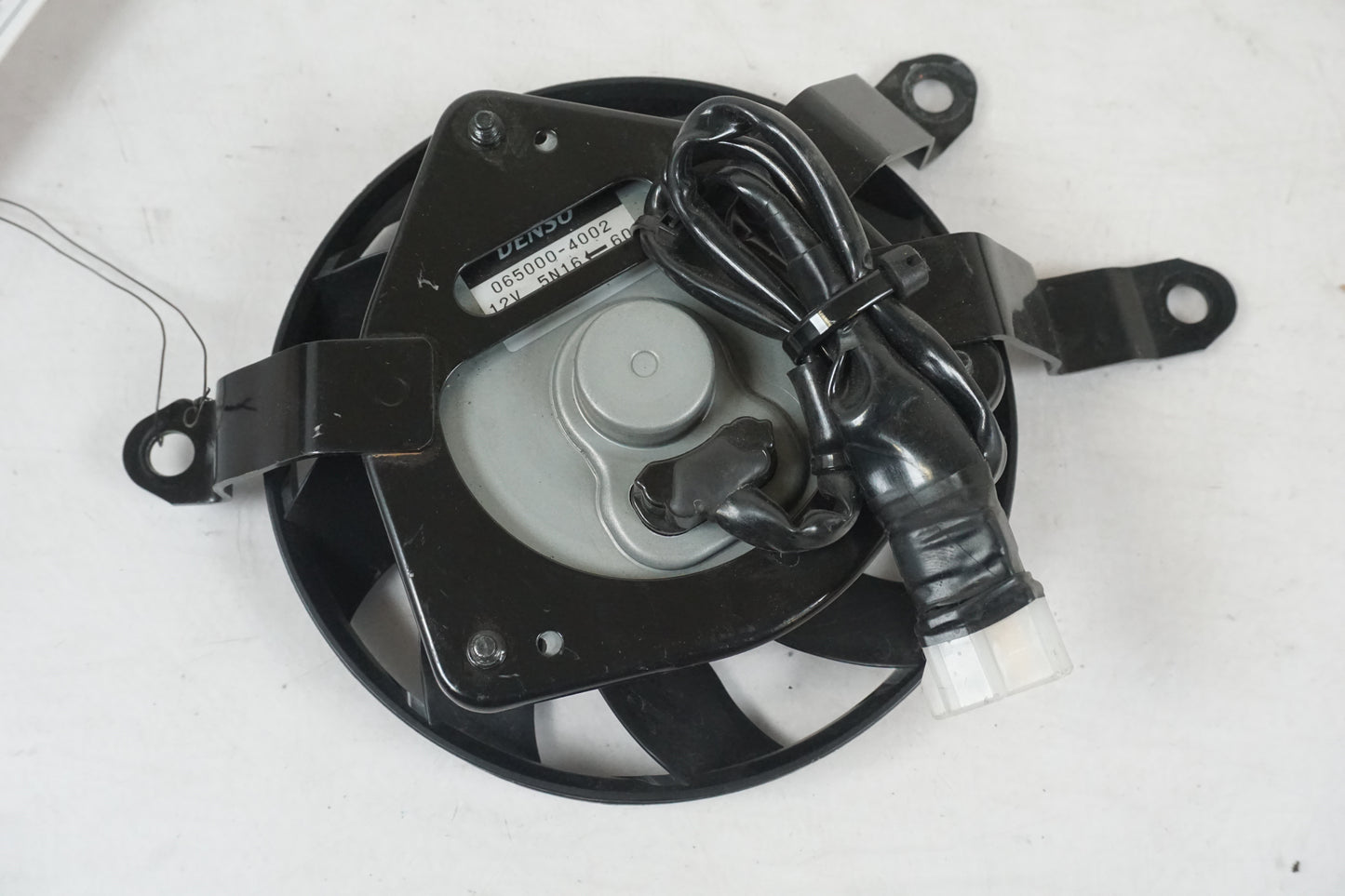 Baksidan på Vattenkylfläkt från en Yamaha FZ-8 -2011 motorcykel.