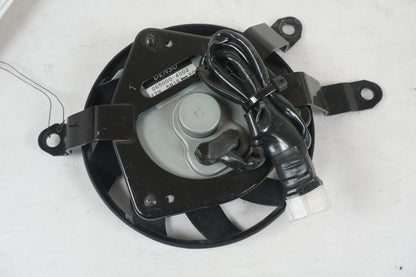 Baksidan på Vattenkylfläkt från en Yamaha FZ-8 -2011 motorcykel.