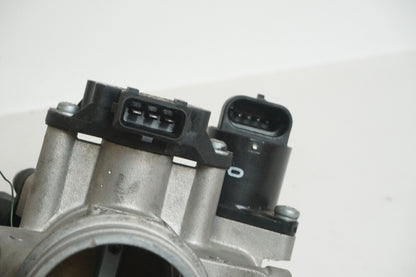 Höger sida på Spjällhus från en BMW F 650 CS -2002 motorcykel.