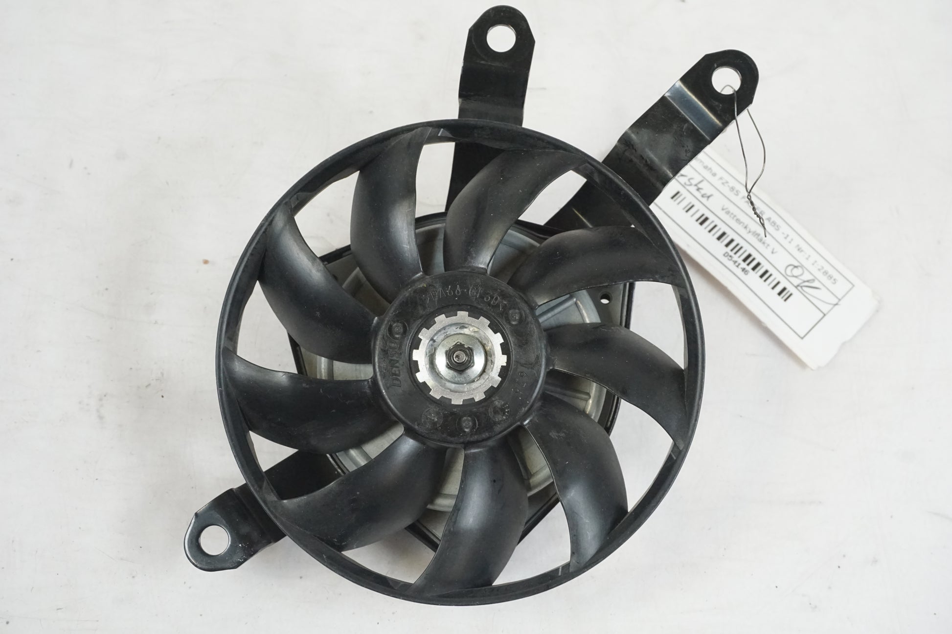 Framsidan på Vattenkylfläkt från en Yamaha FZ-8 -2011 motorcykel.