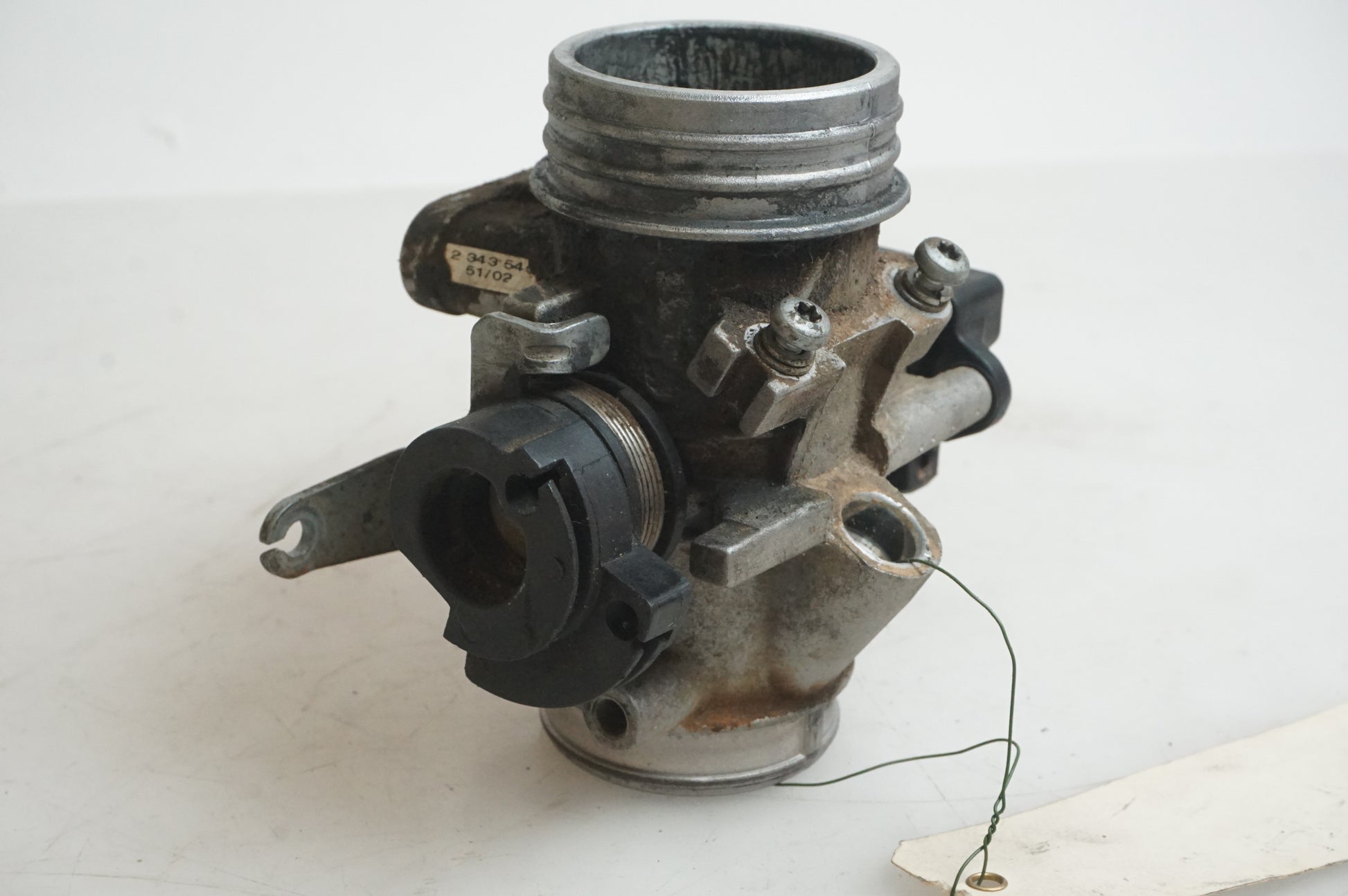 Framsidan på Spjällhus från en BMW F 650 GS -2003 motorcykel.