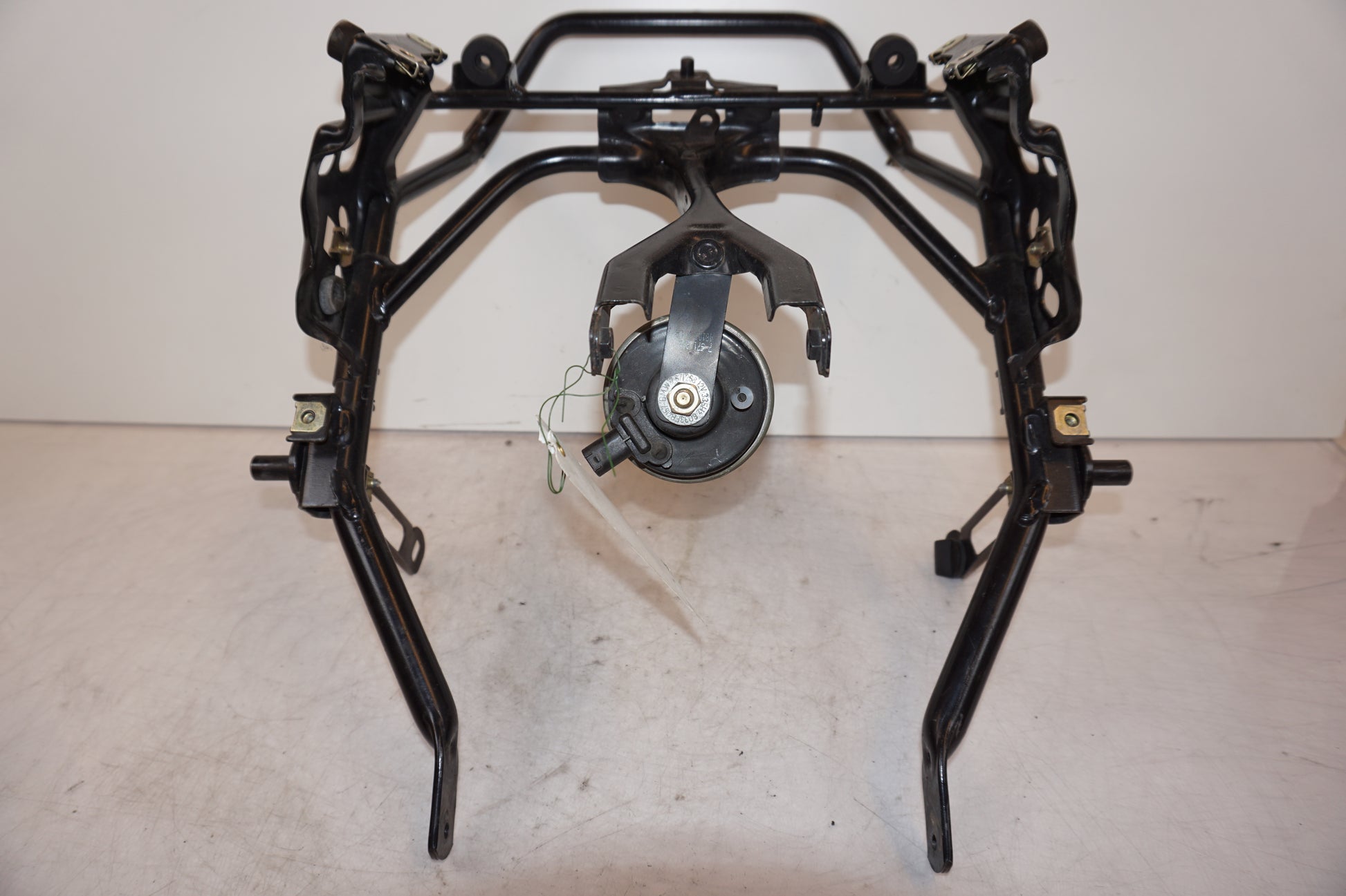 Snett nerifrån på Kåpstag från en BMW R 1200 GS -2004 motorcykel.