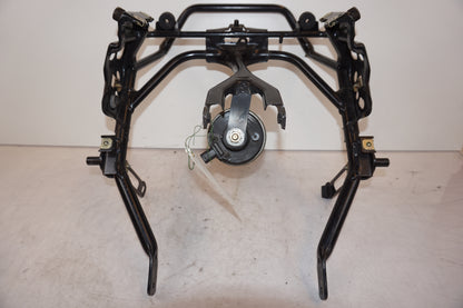 Snett nerifrån på Kåpstag från en BMW R 1200 GS -2004 motorcykel.