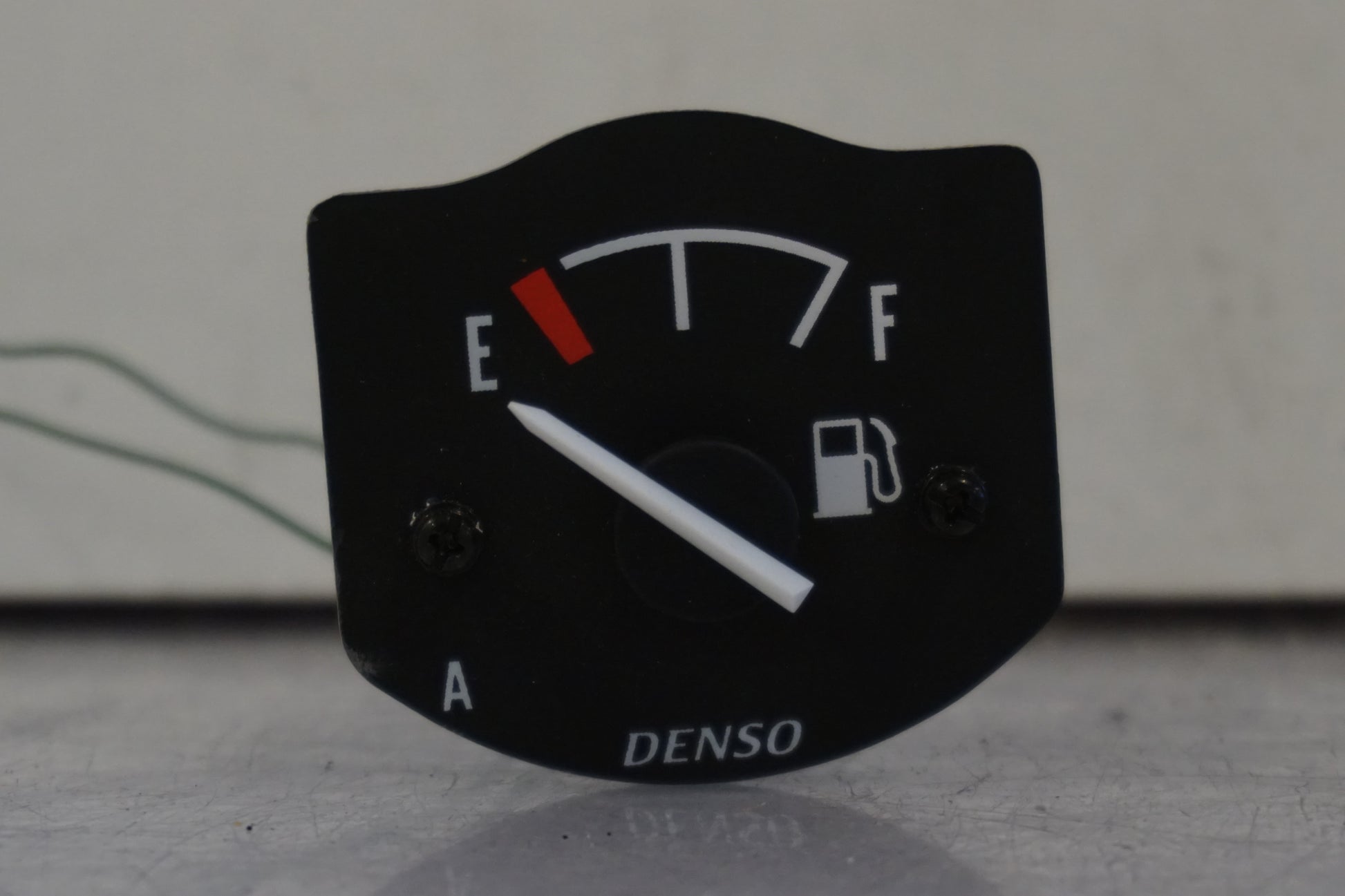 Framsidan på Bensinmätare från en Suzuki GSX 750 -1998 motorcykel.