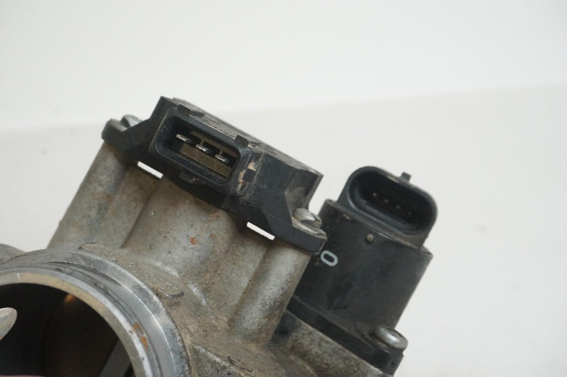 Höger sida på Spjällhus från en BMW F 650 GS -2003 motorcykel.