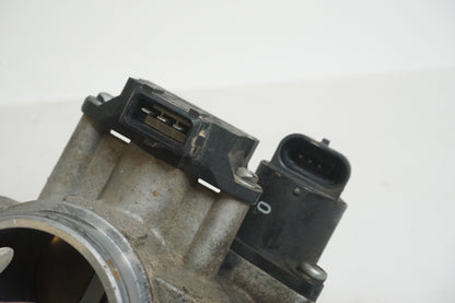 Höger sida på Spjällhus från en BMW F 650 GS -2003 motorcykel.