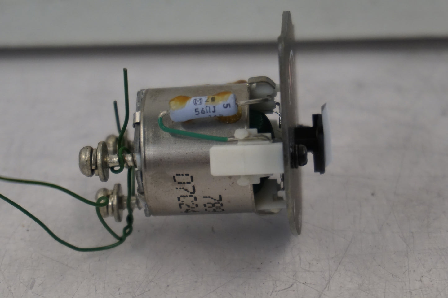 Baksidan på Bensinmätare från en Suzuki GSX 750 -1998 motorcykel.