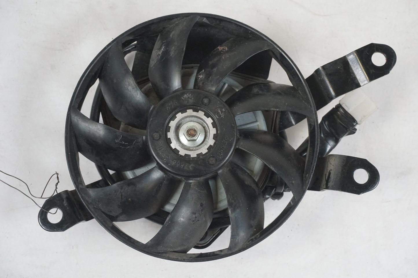 Framsidan på Vattenkylfläkt från en Yamaha FZ1-SA -2008 motorcykel.