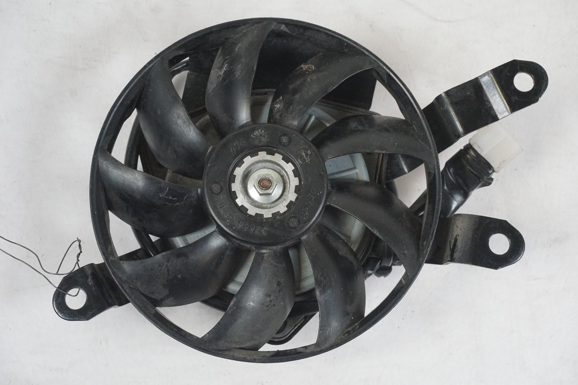 Framsidan på Vattenkylfläkt från en Yamaha FZ1-SA -2008 motorcykel.