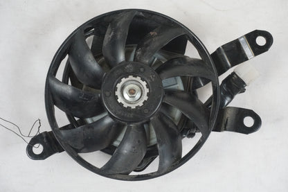 Framsidan på Vattenkylfläkt från en Yamaha FZ1-SA -2008 motorcykel.