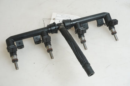 Framsidan på Fuel Rail från en BMW S 1000 RR -2013 motorcykel.