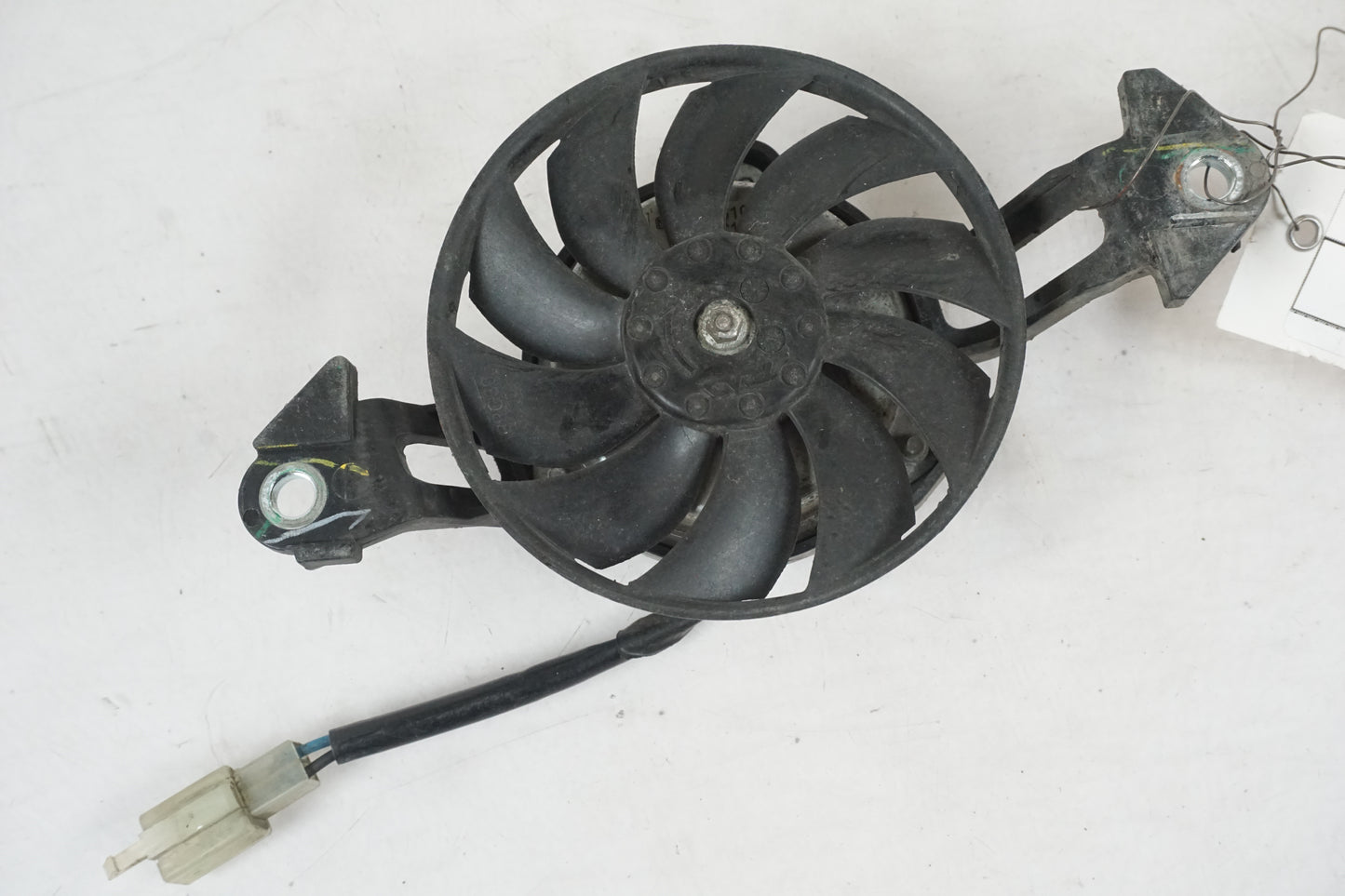 Framsidan på Vattenkylfläkt från en Yamaha YZF-R 125 -2009 motorcykel.