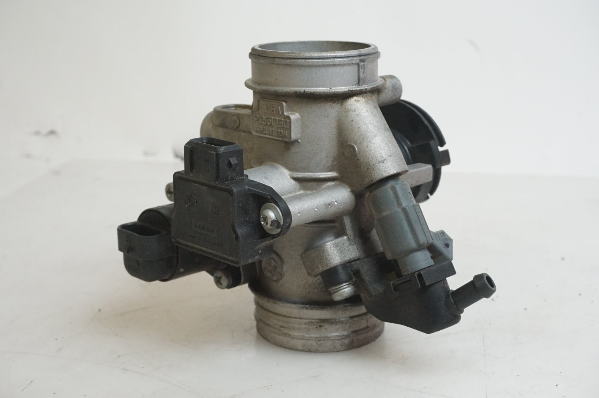 Framsidan på Spjällhus från en BMW F 650 CS -2003 motorcykel.