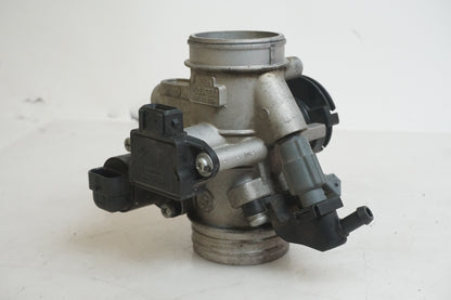 Framsidan på Spjällhus från en BMW F 650 CS -2003 motorcykel.