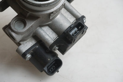 Baksidan på Spjällhus från en BMW F 650 CS -2003 motorcykel.