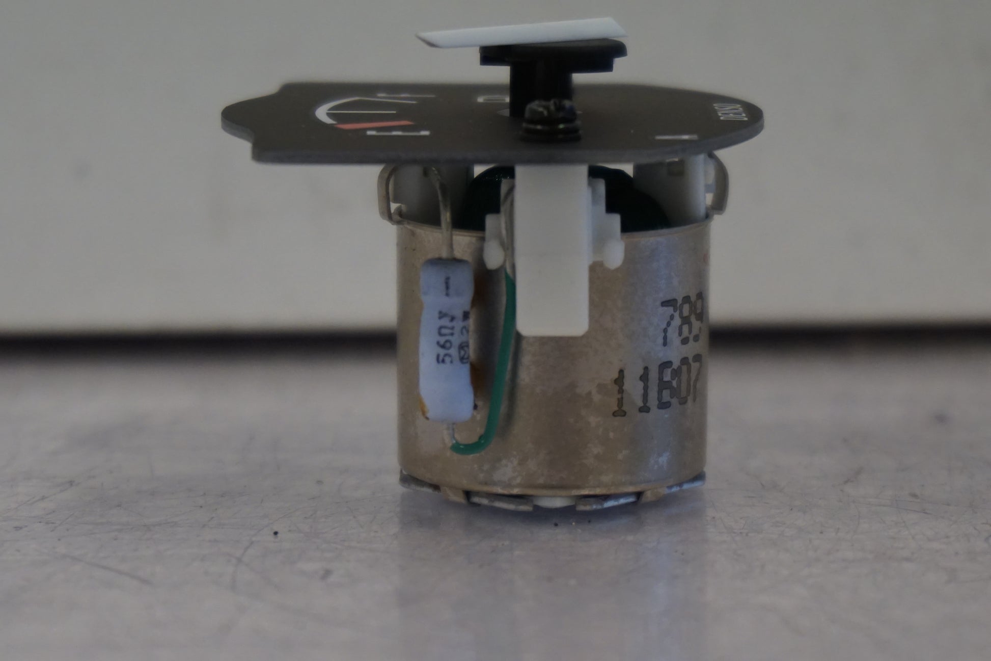 Höger sida på Bensinmätare från en Suzuki GSX 750 -2001 motorcykel.