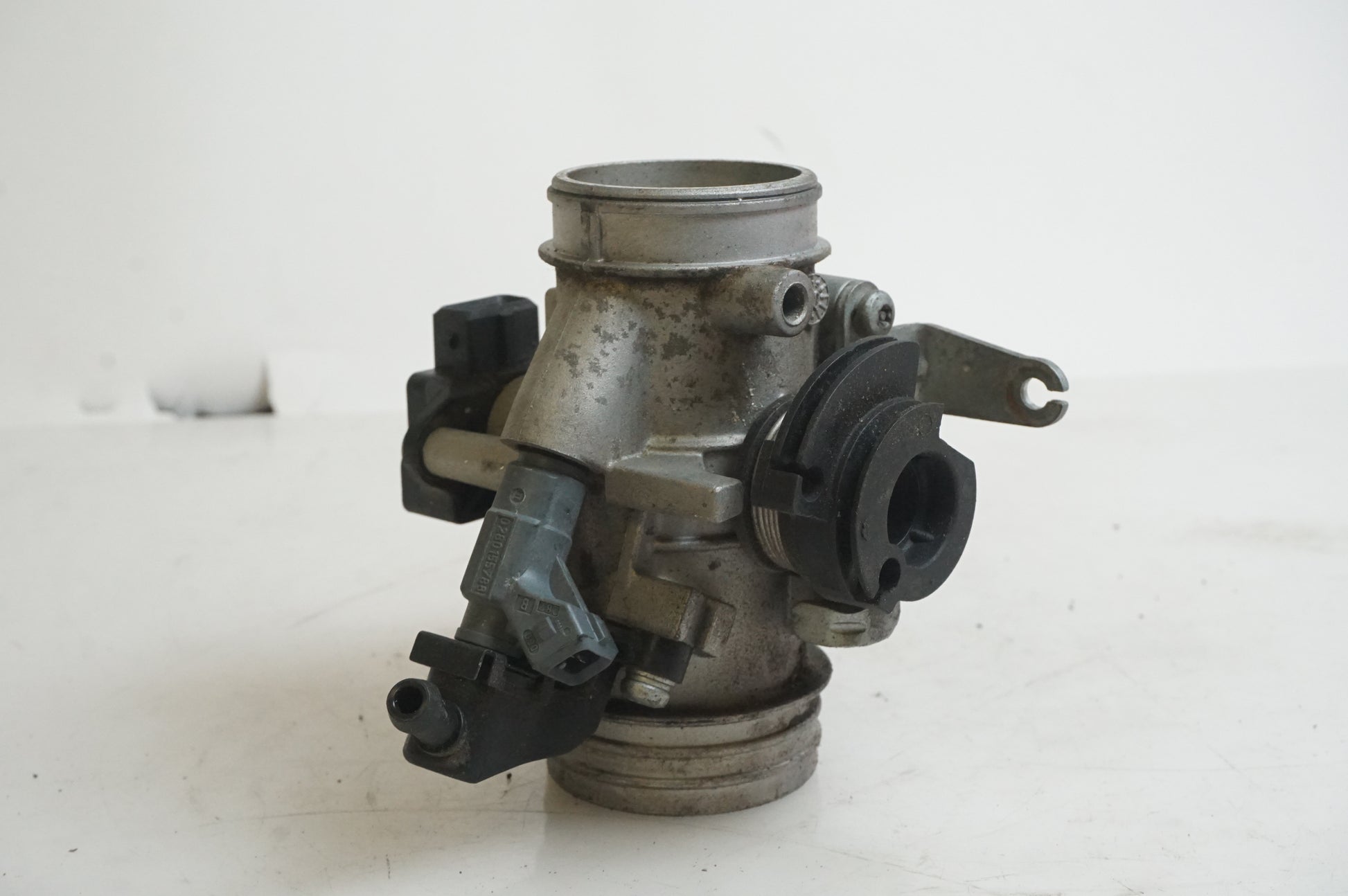 Höger sida på Spjällhus från en BMW F 650 CS -2003 motorcykel.