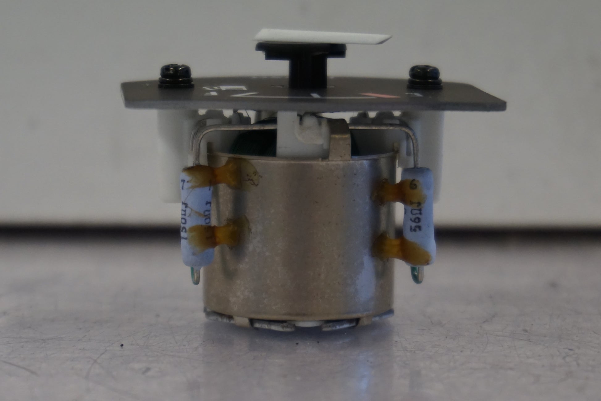 Vänster sida på Bensinmätare från en Suzuki GSX 750 -2001 motorcykel.