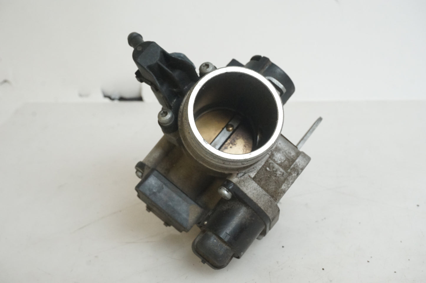 Vänster sida på Spjällhus från en BMW F 650 CS -2003 motorcykel.