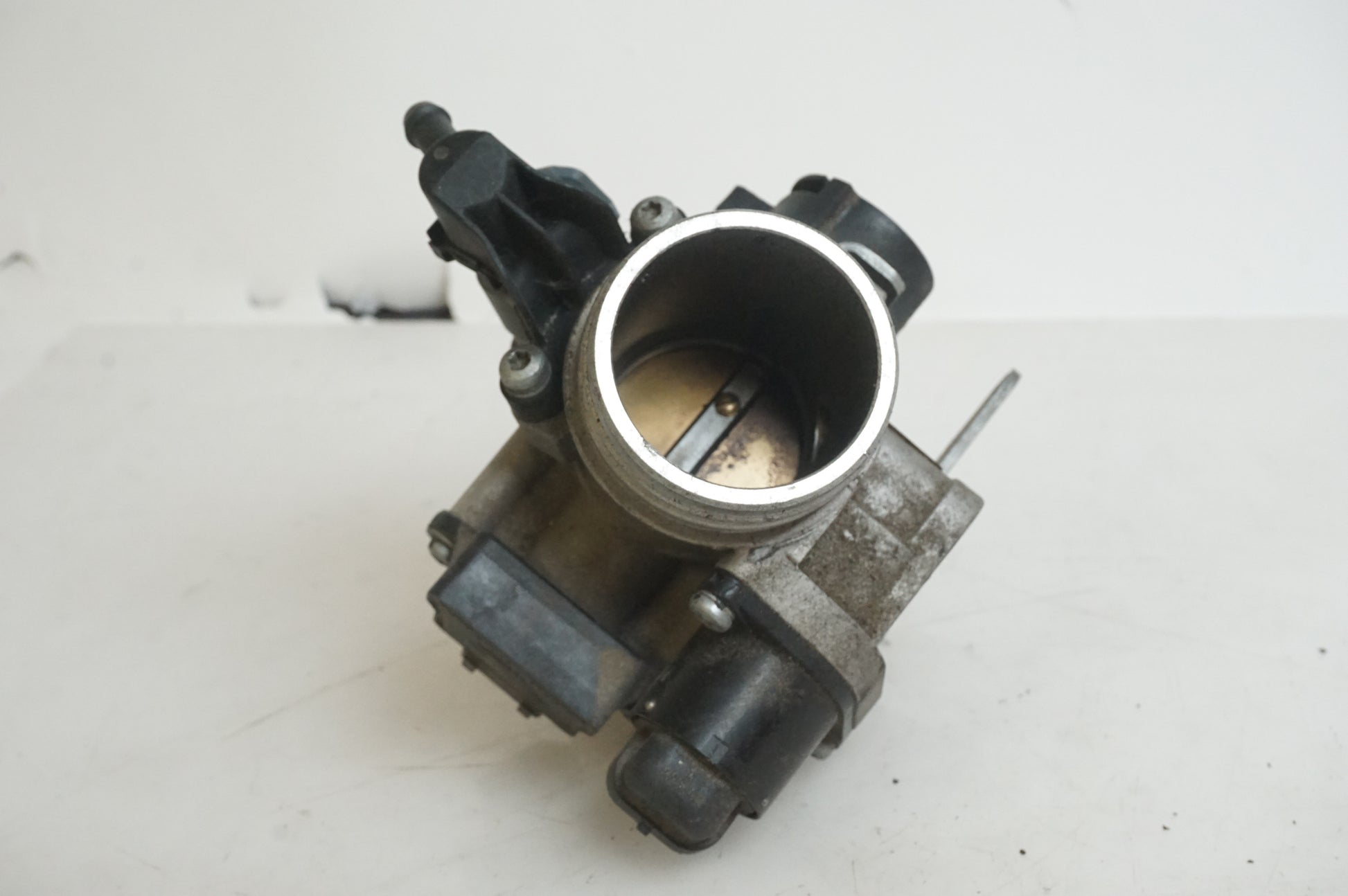 Vänster sida på Spjällhus från en BMW F 650 CS -2003 motorcykel.