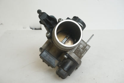 Vänster sida på Spjällhus från en BMW F 650 CS -2003 motorcykel.