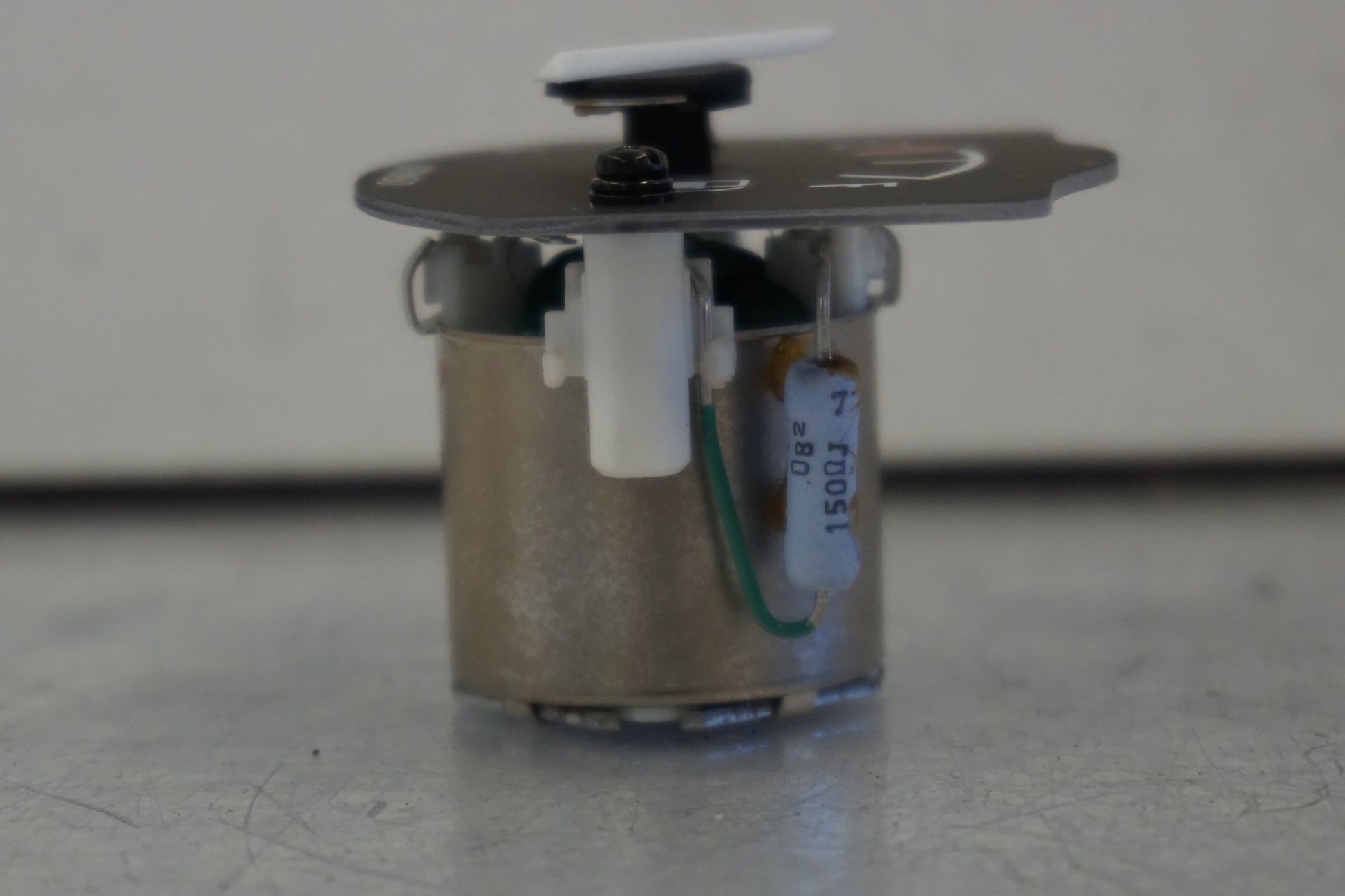 Snett uppifrån på Bensinmätare från en Suzuki GSX 750 -2001 motorcykel.