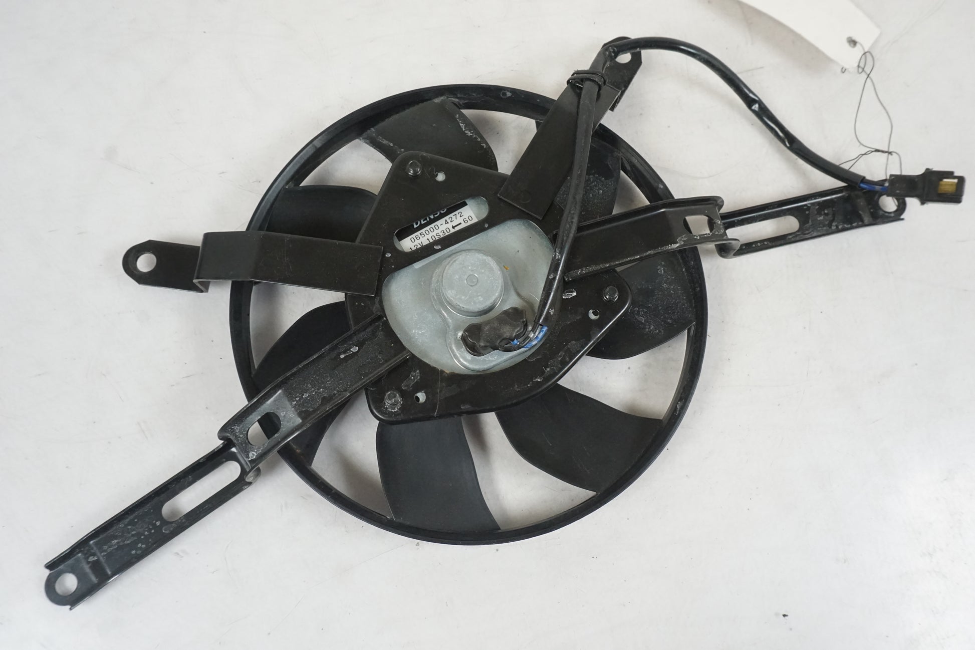 Baksidan på Vattenkylfläkt från en Yamaha MT-09 Tracer -2016 motorcykel.