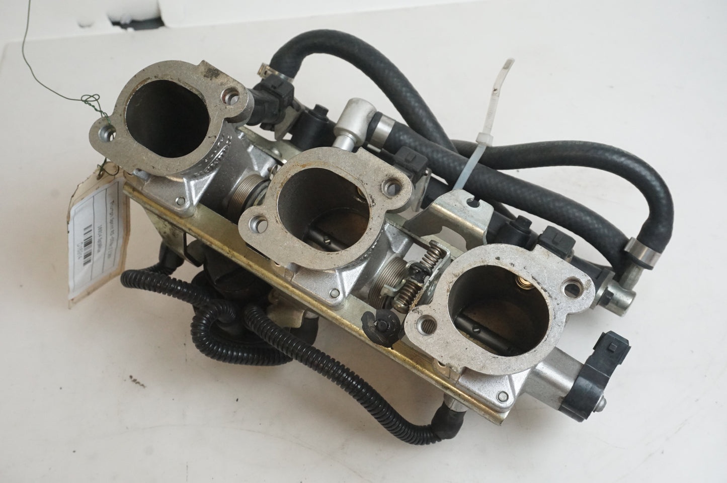 Framsidan på Spjällhus från en Triumph Sprint RS -2000 motorcykel.