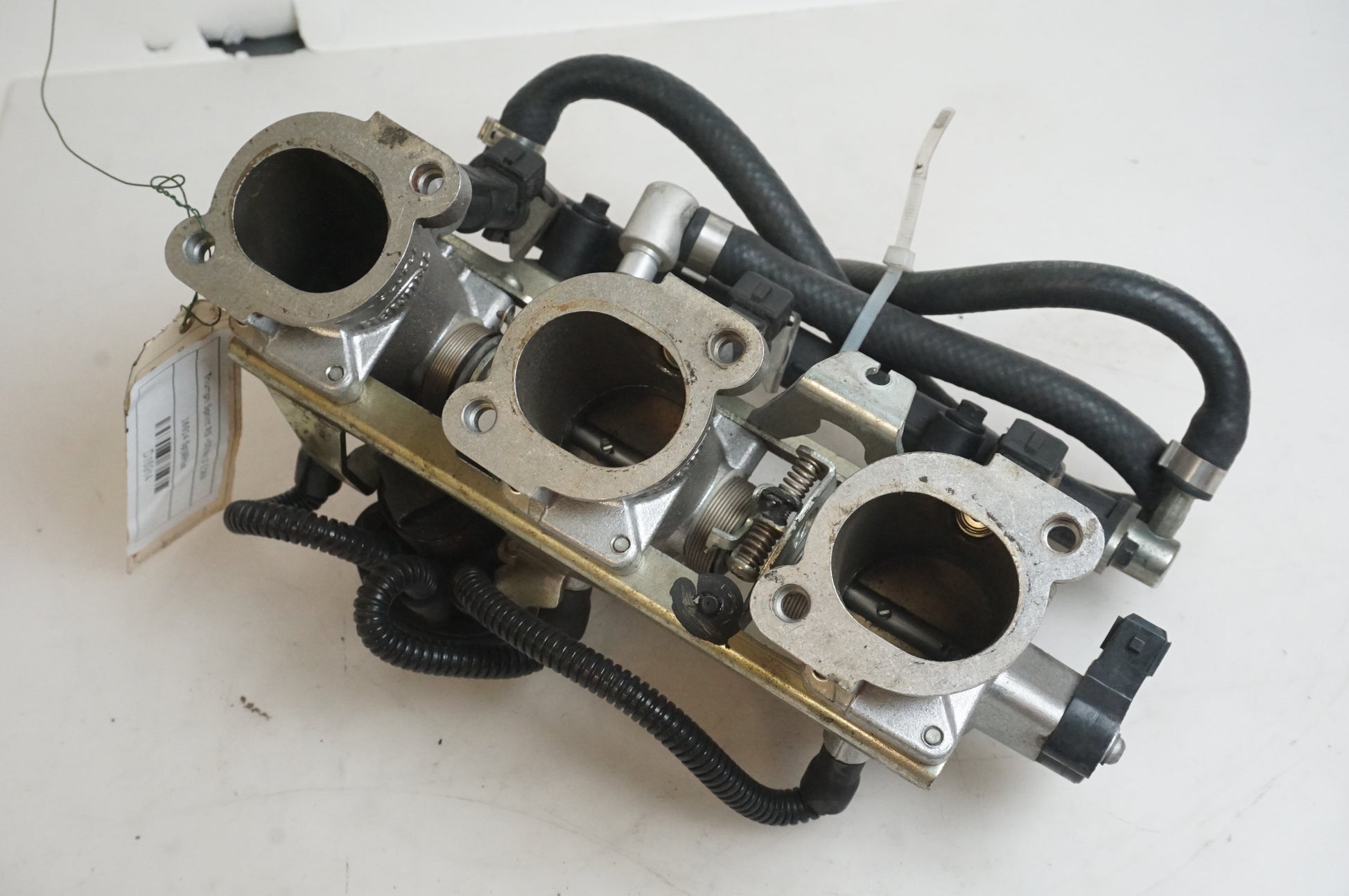 Framsidan på Spjällhus från en Triumph Sprint RS -2000 motorcykel.