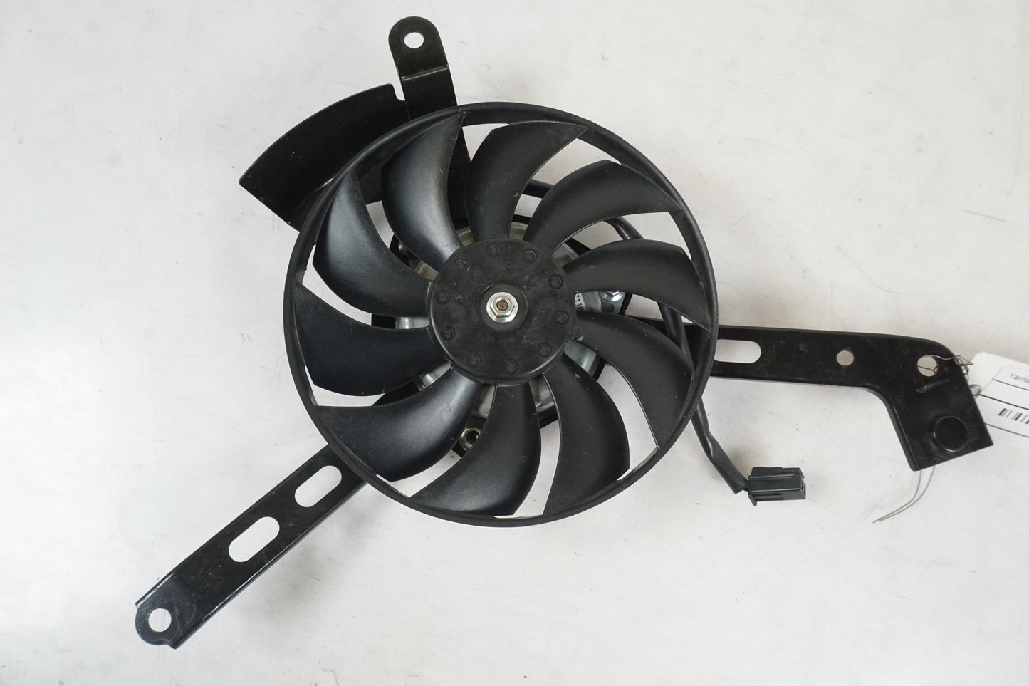 Framsidan på Vattenkylfläkt från en Yamaha MT-07 Tracer -2016 motorcykel.