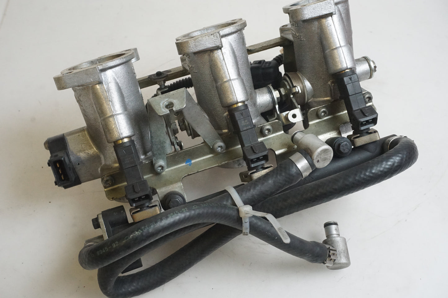 Baksidan på Spjällhus från en Triumph Sprint RS -2000 motorcykel.