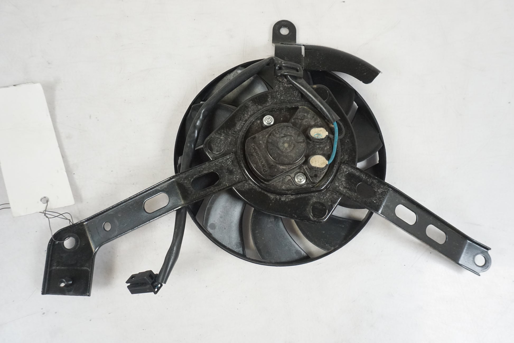 Baksidan på Vattenkylfläkt från en Yamaha MT-07 Tracer -2016 motorcykel.