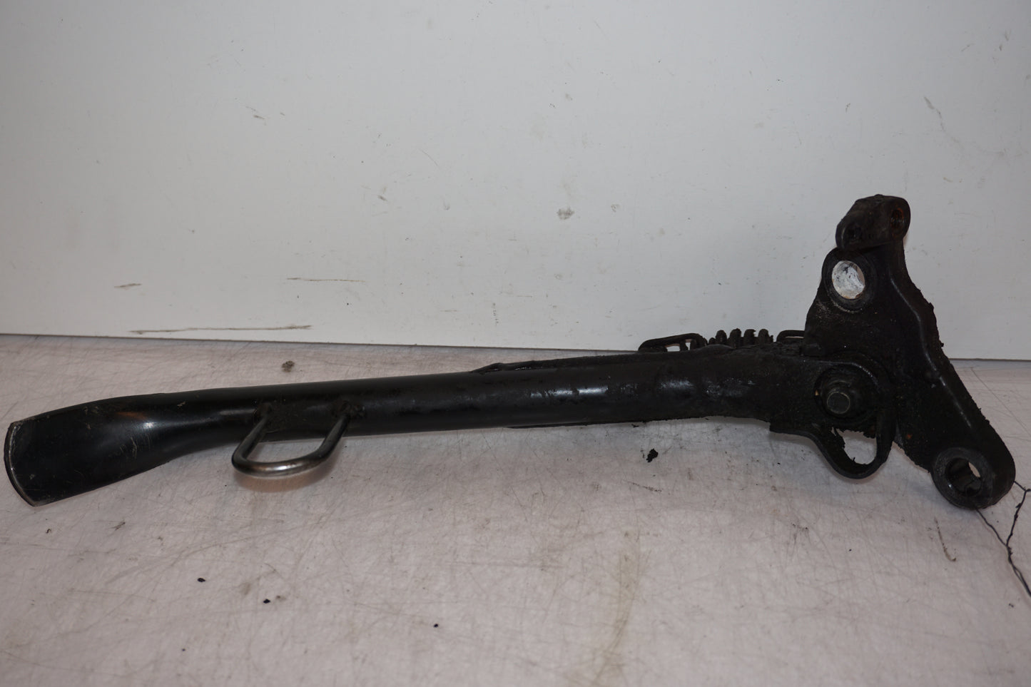 Baksidan på Sidostöd från en Suzuki DL 1000 -2016 motorcykel.