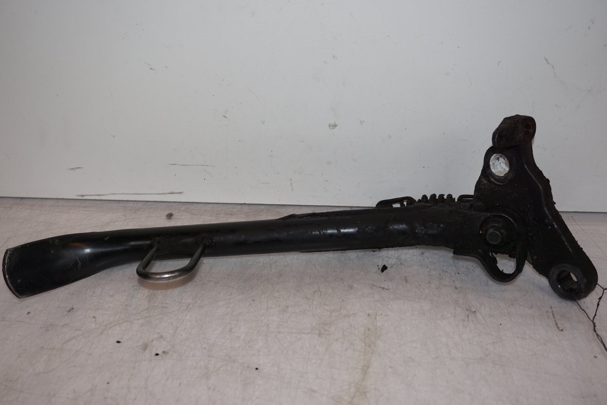 Baksidan på Sidostöd från en Suzuki DL 1000 -2016 motorcykel.