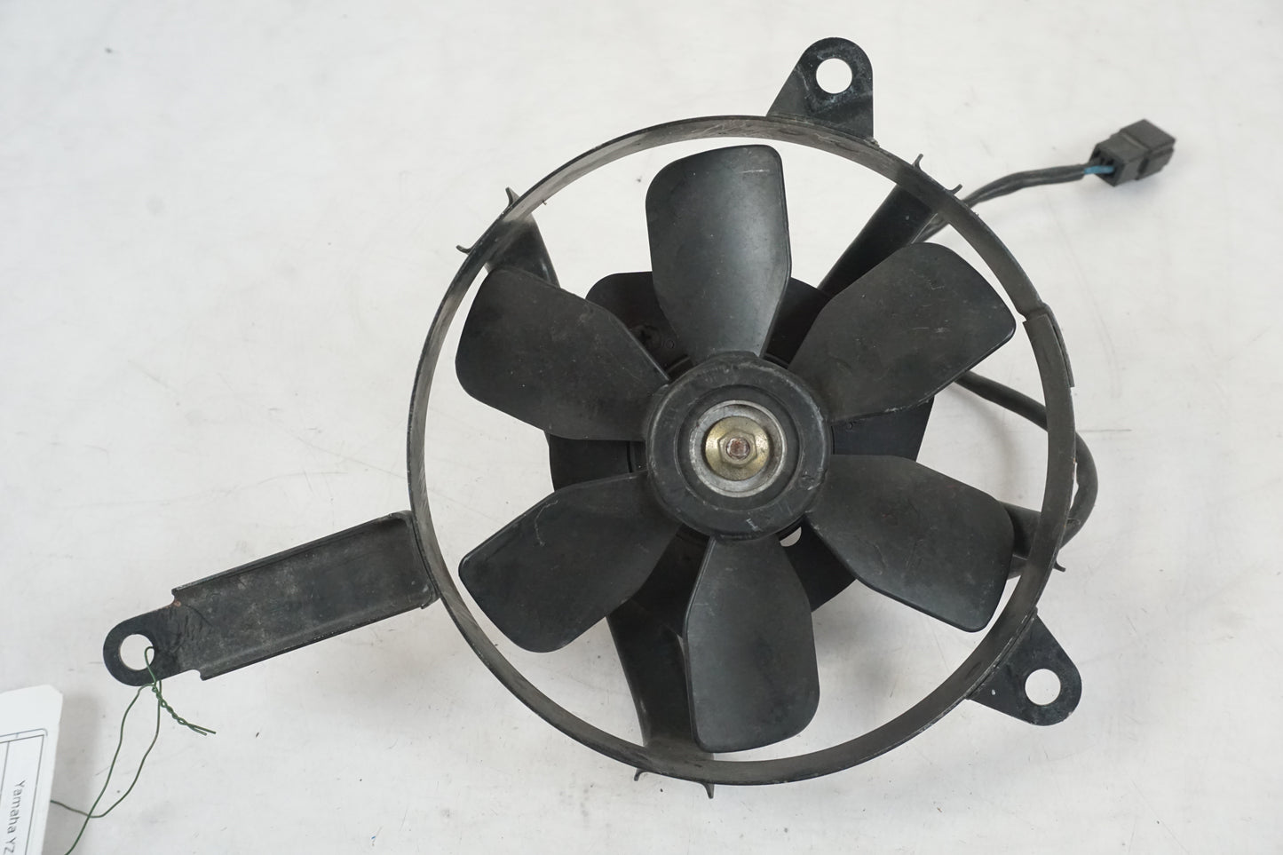 Framsidan på Vattenkylfläkt från en Yamaha YZF 750 R -1994 motorcykel.