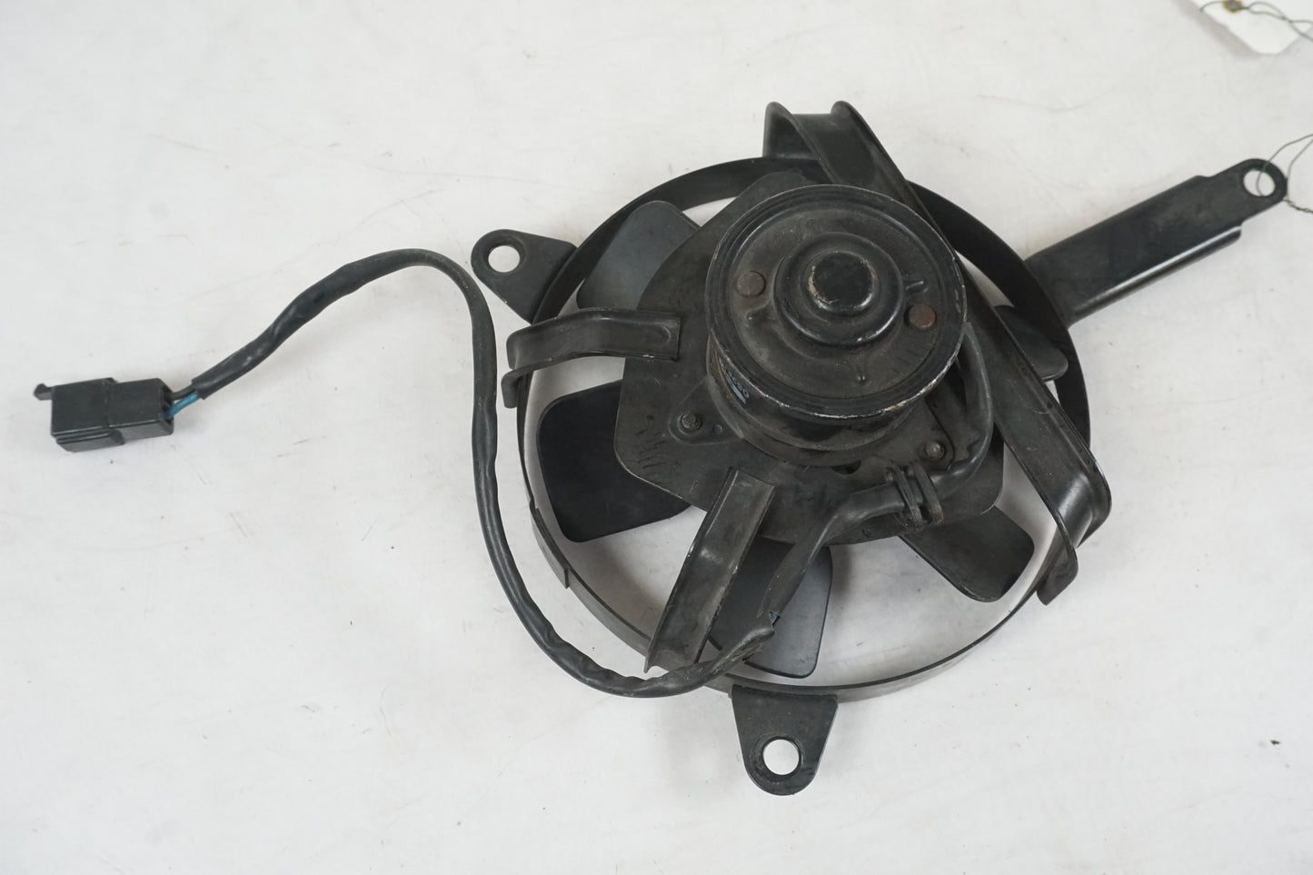 Baksidan på Vattenkylfläkt från en Yamaha YZF 750 R -1994 motorcykel.