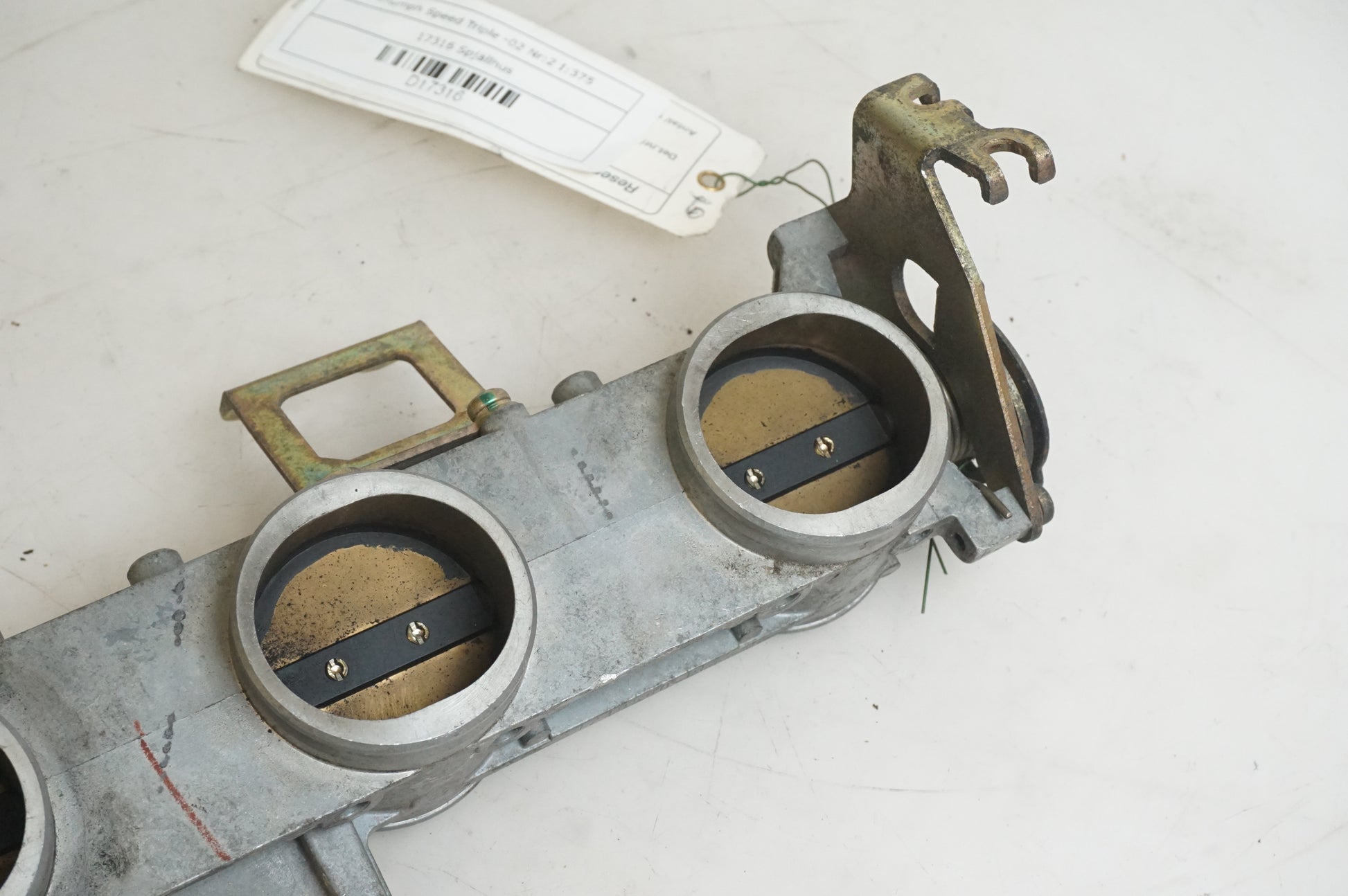 Baksidan på Spjällhus från en Triumph Speed Triple -2002 motorcykel.