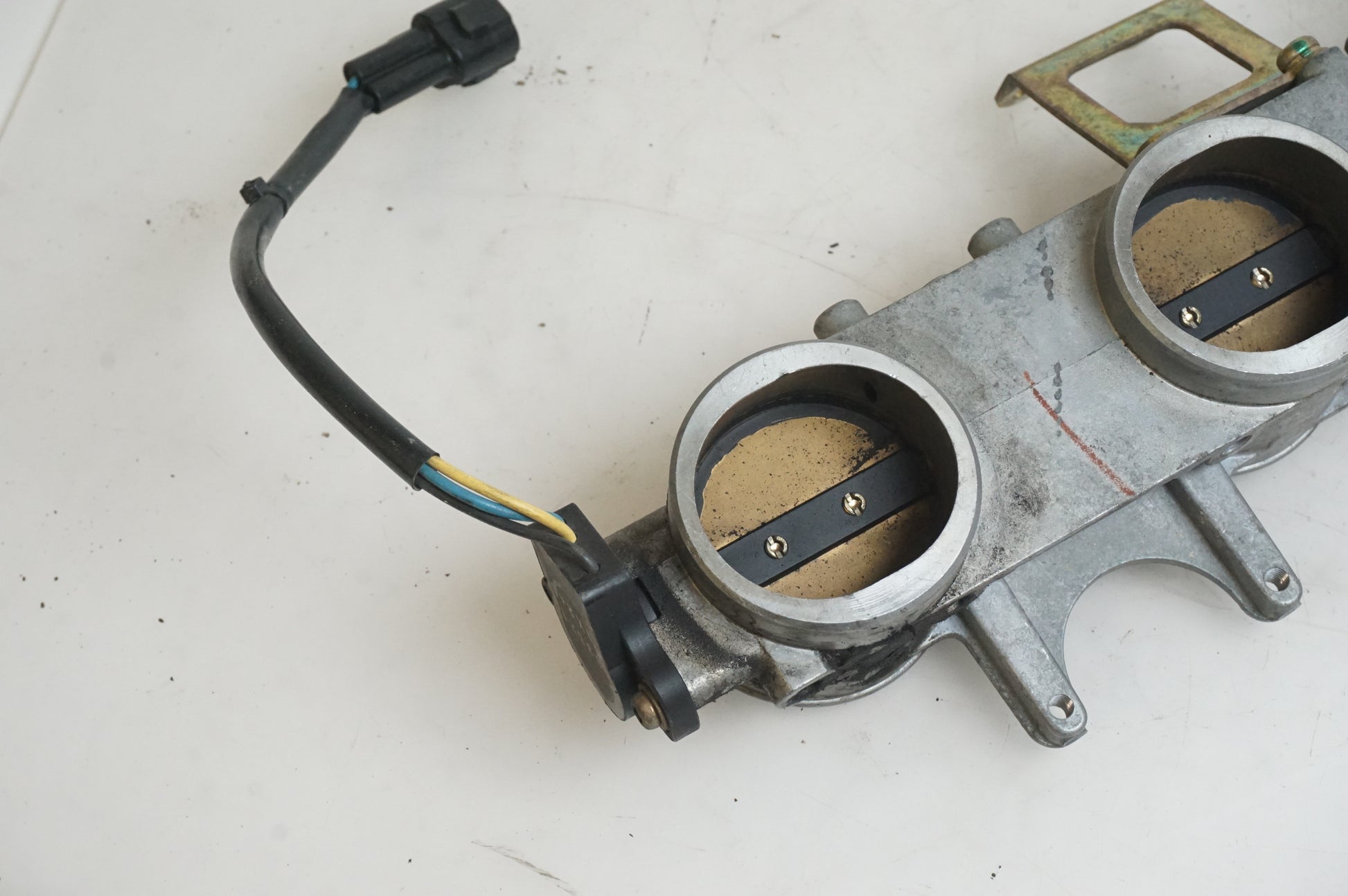 Höger sida på Spjällhus från en Triumph Speed Triple -2002 motorcykel.