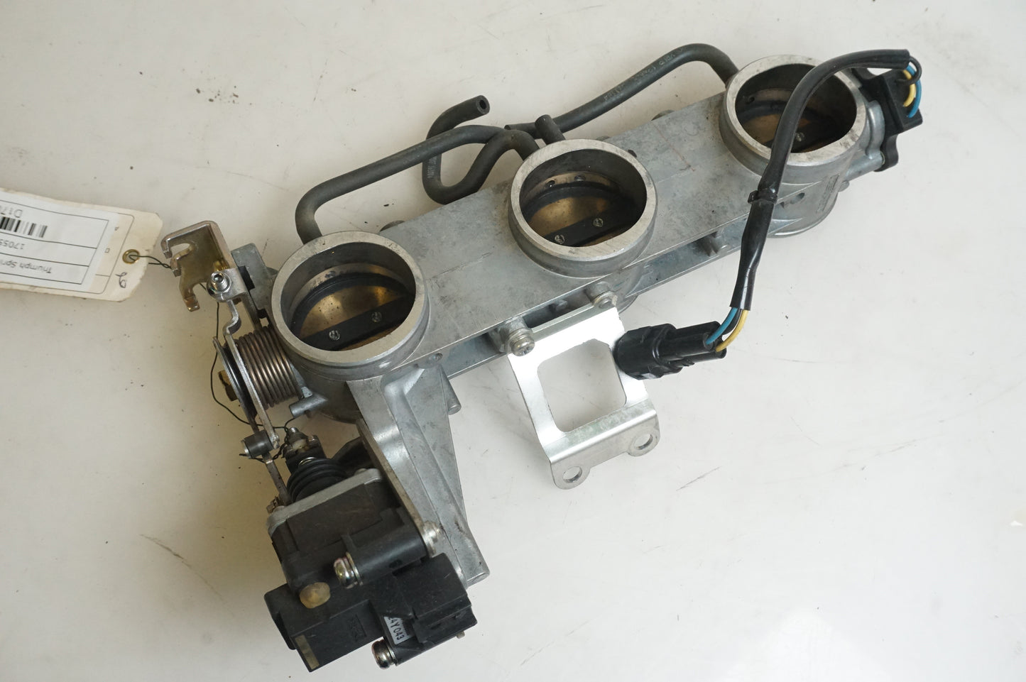 Framsidan på Spjällhus från en Triumph Sprint ST -2005 motorcykel.