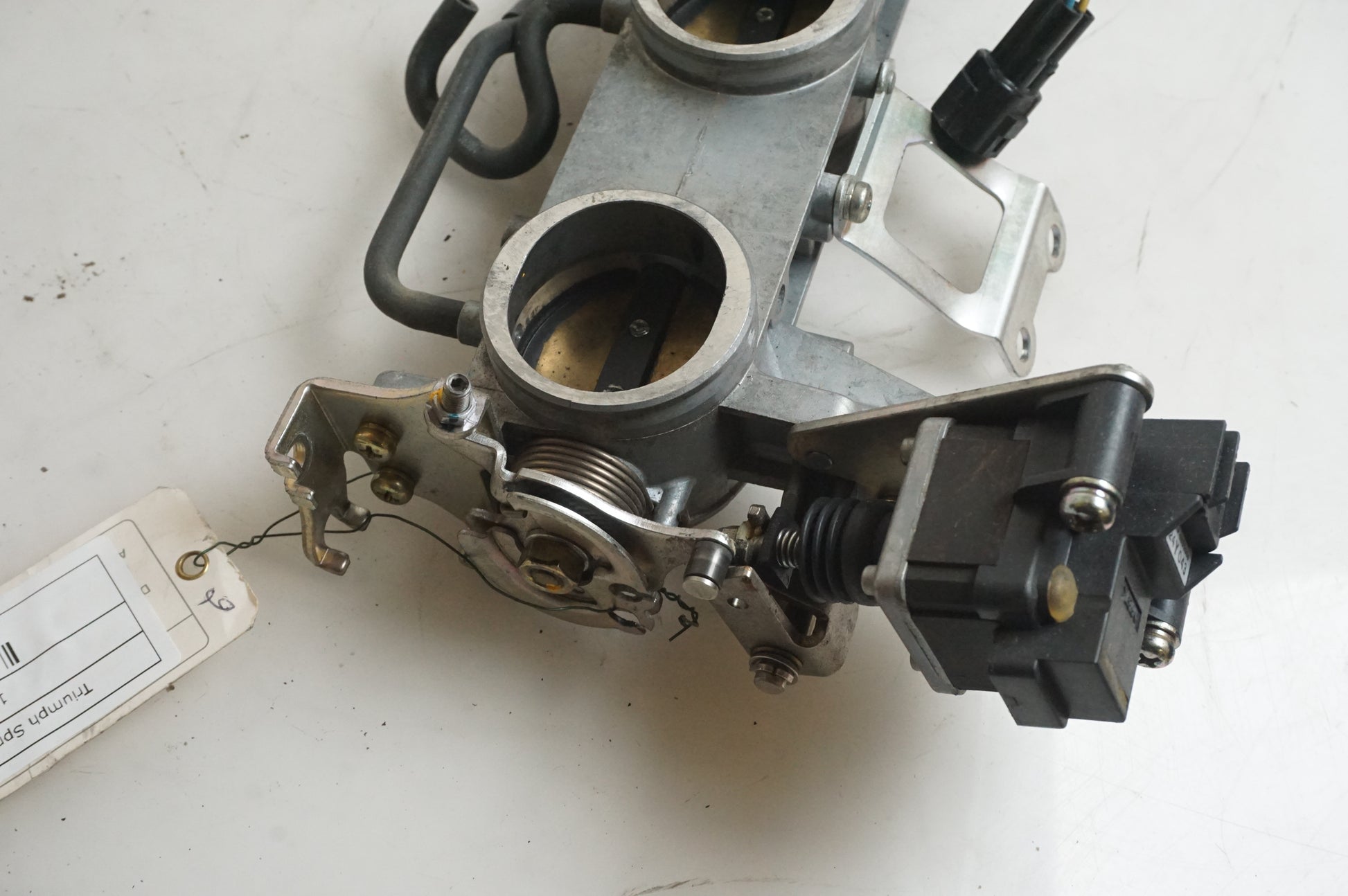 Baksidan på Spjällhus från en Triumph Sprint ST -2005 motorcykel.