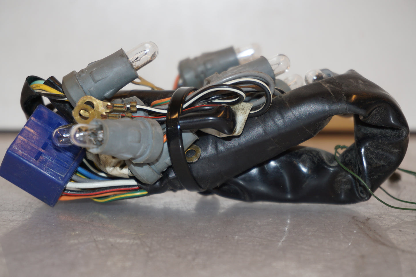 Baksidan på Kontrollampor från en Suzuki GSX 750 -2002 motorcykel.