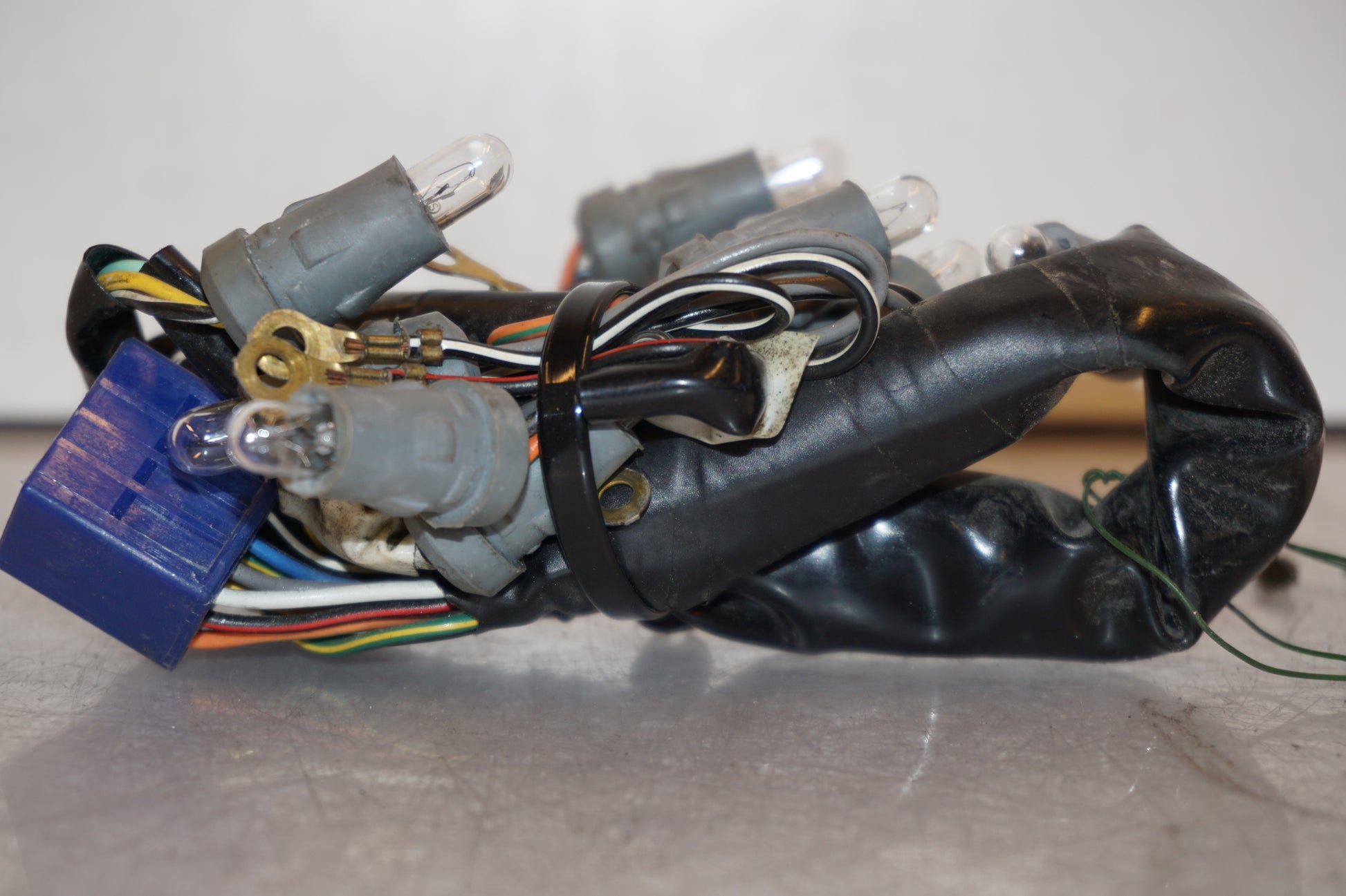 Baksidan på Kontrollampor från en Suzuki GSX 750 -2002 motorcykel.