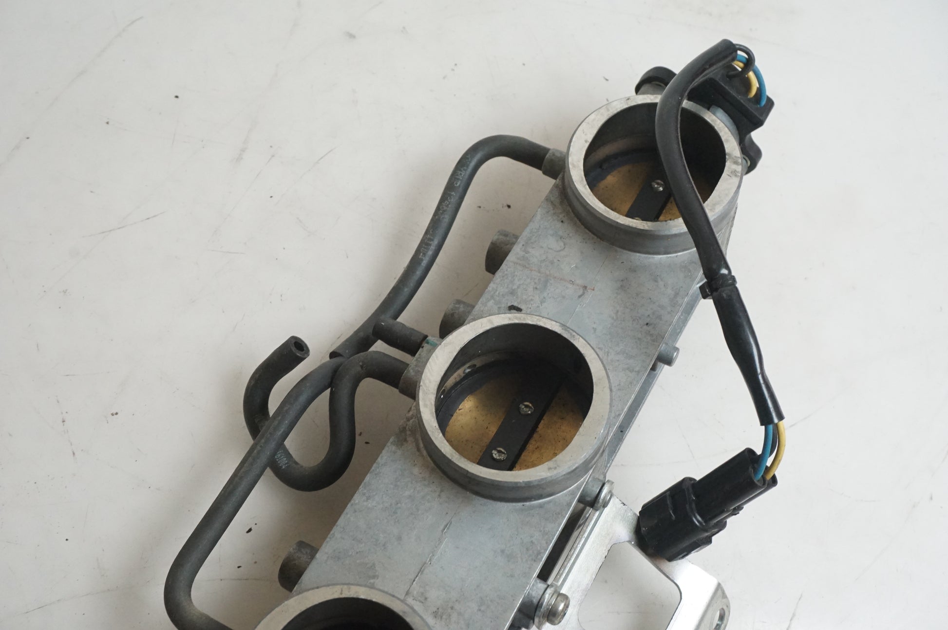 Höger sida på Spjällhus från en Triumph Sprint ST -2005 motorcykel.