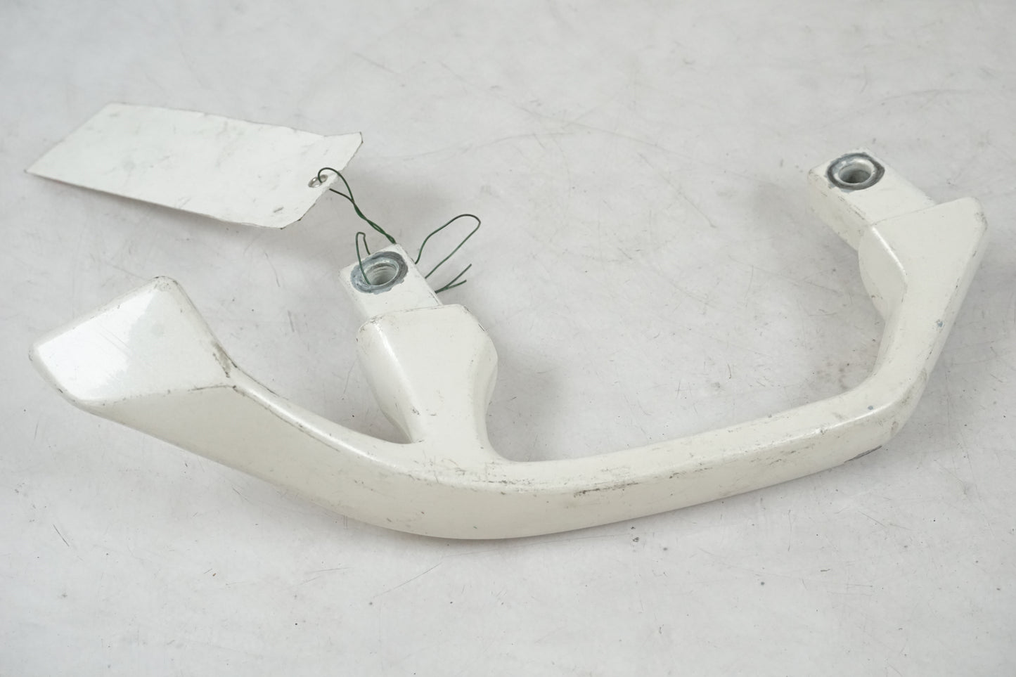 Vänster sida på Passagerarhandtag från en Kawasaki ZX-6R -1995 motorcykel.