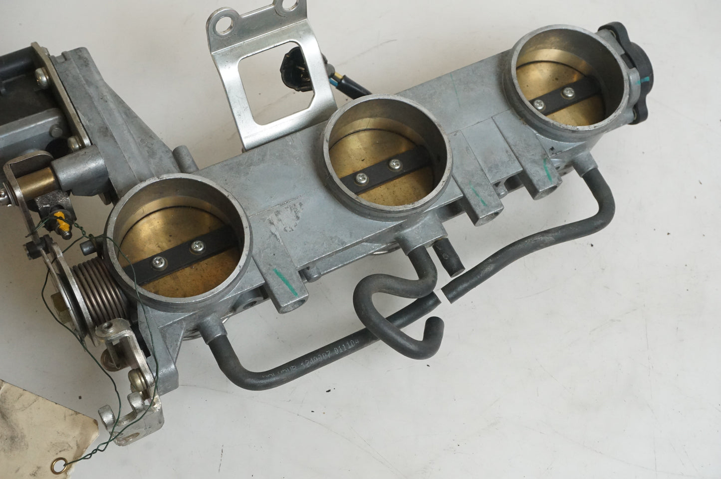 Vänster sida på Spjällhus från en Triumph Sprint ST -2005 motorcykel.